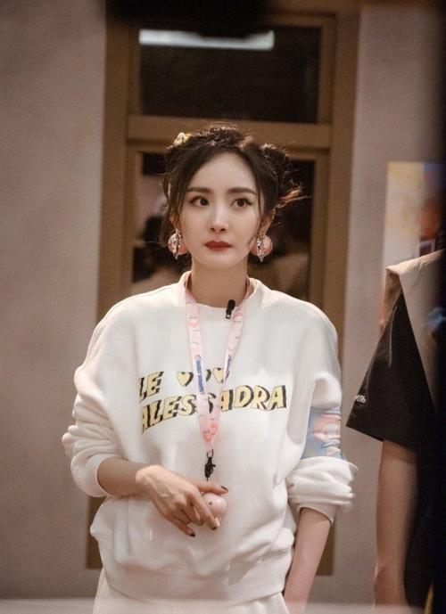 杨幂金发造型新鲜出炉,连续八年登上elle封面,不愧是时尚女王