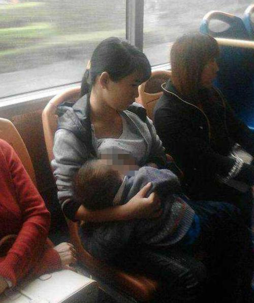 新手宝妈在公交车上喂奶,邻座男子的一个暖心举动,让