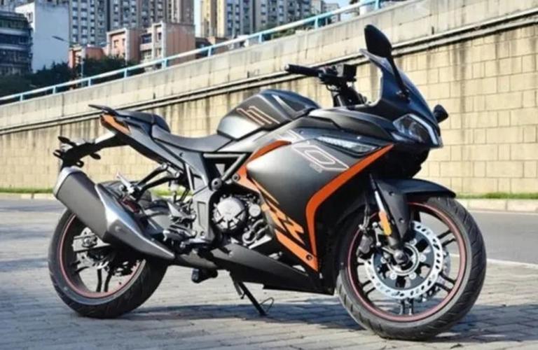 预算2万元,英伦复古赛科龙re3和防赛无极300rr,新手怎么选?