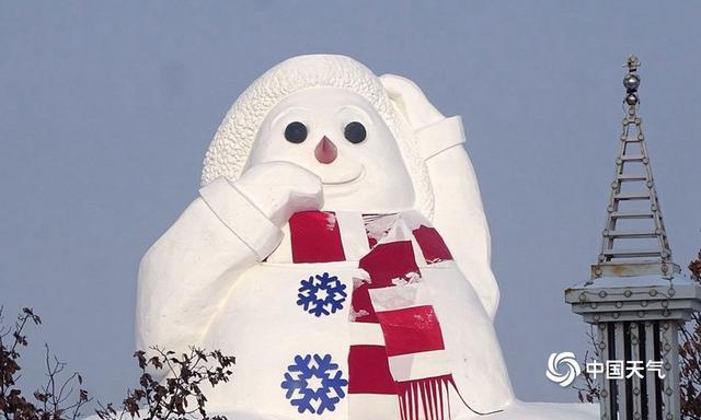 近日,两座高近20米的超级巨型雪人,相继在哈尔滨市音乐公园落成.