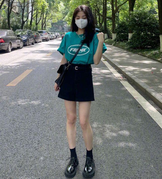 t恤搭配短裤短裙:千万别再搭"运动鞋"小白鞋了!t恤潮流穿搭