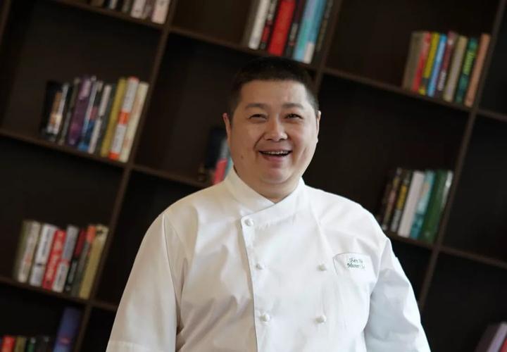 忙碌完午餐的沈巍特意换了一身白净的厨师服,缓缓坐下,接受我们的