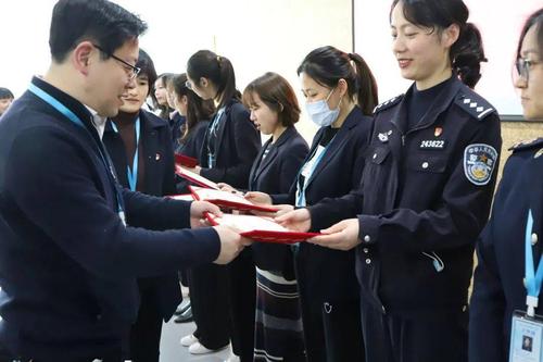 吉文元副局长为"巾帼标兵"颁奖