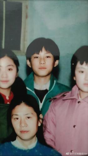 发现靳东小时候就挺好看的