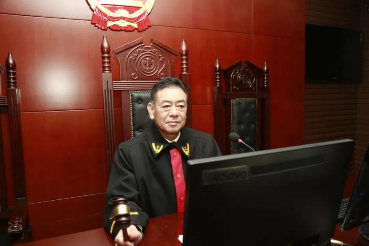 从加入法院队伍至今,李富彬先后担任书记员,助理审判员,审判员,回里