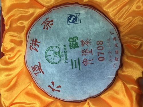 【包装日期】2010年6月 【产品介绍】梧州三鹤牌0708六堡饼茶为梧州