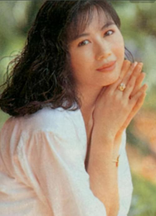 20岁成港姐冠军,创办六福珠宝,被誉为亚洲皇后却因前夫名声尽毁