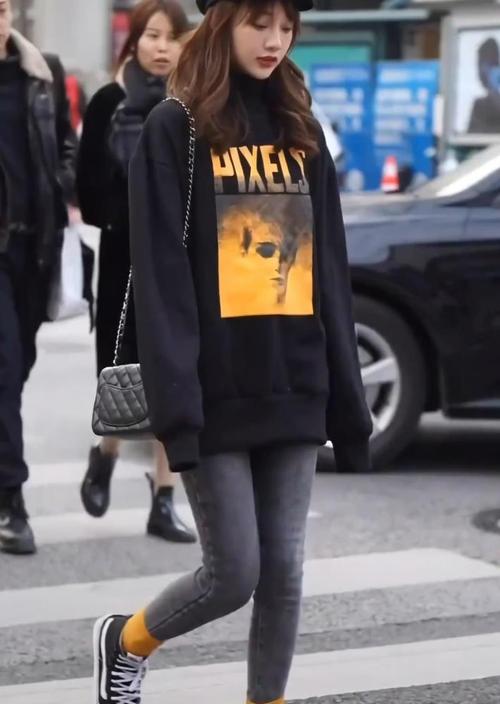 入秋火了一种神仙穿法,叫"裤子塞进袜子里",既保暖还显腿细