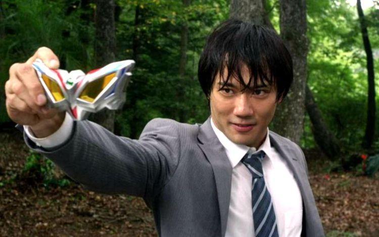 栗令人与赛罗合体时间最久的一位人间体,首次登场于tv《捷德奥特曼》