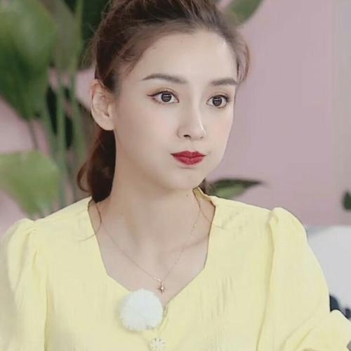 杨颖拿图看简介