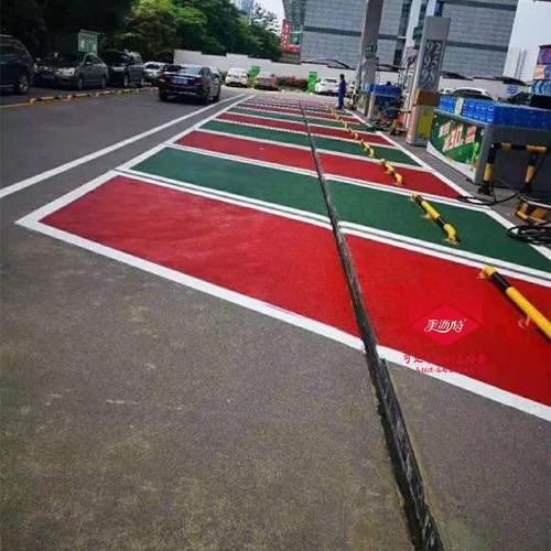 停车场的陶瓷颗粒防滑路面