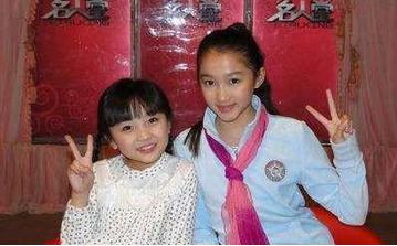 林妙可关晓彤年龄相差2岁 但衣品差了一个"辈"