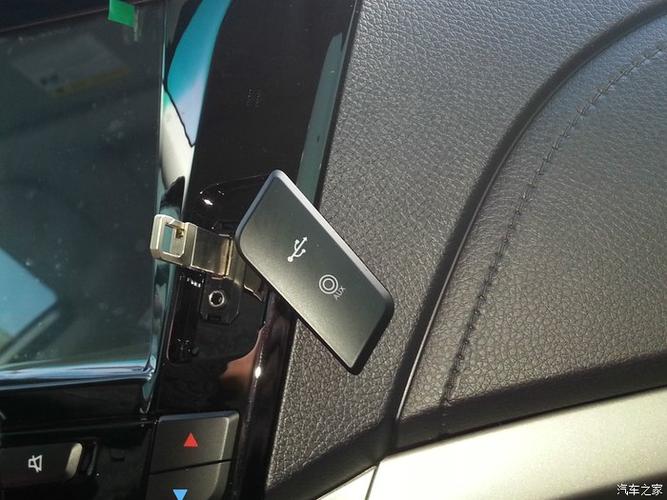 usb和aux插口,这个位置设计的不好,插个u盘很难看,盖子耷拉下来.