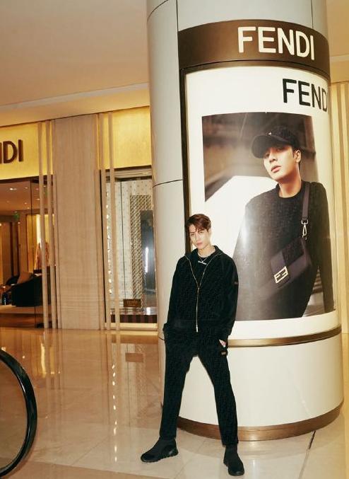 王嘉尔身高也算是明星里面的小个子了,好像还没一米七五.