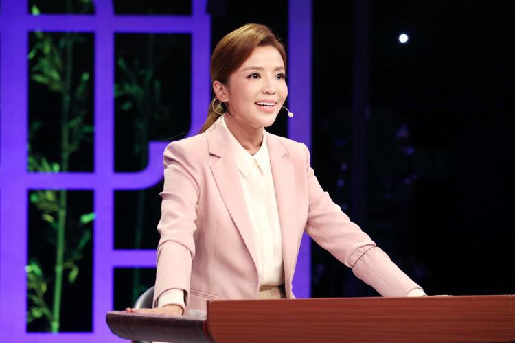 "汉语桥"亚洲突围赛精彩来袭 朱迅作揖回礼鲁健吟诗出题