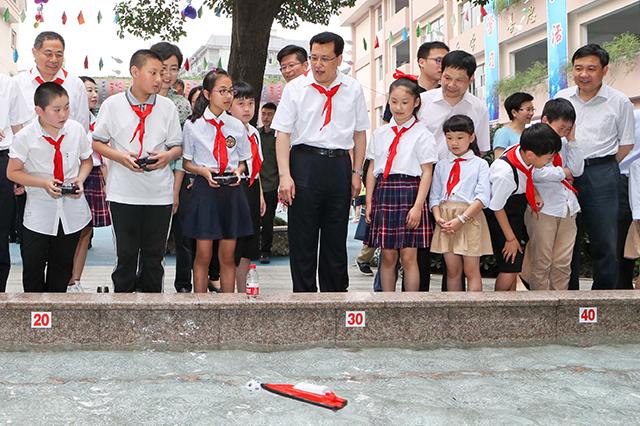 袁家军:祝全省小朋友在浙江大地上健康向上快乐成长
