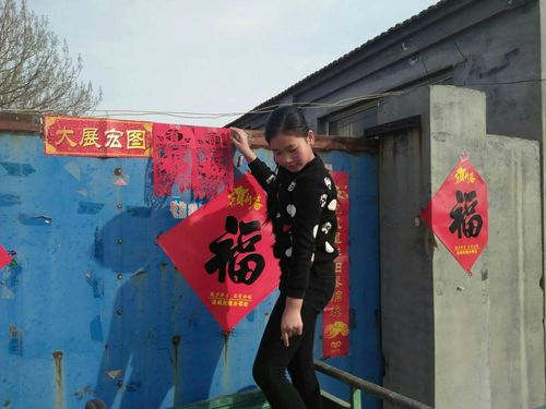 学生贴春联,包饺子