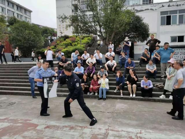 绥江县公安局新滩派出所进校园开展反恐防暴演练