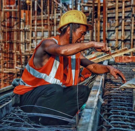 有人认为农民工干着又脏又累的活,却拿着很低的工资