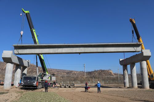 凤平项目泾高试验段罗汉洞二号大桥首片梁板吊装顺利完成