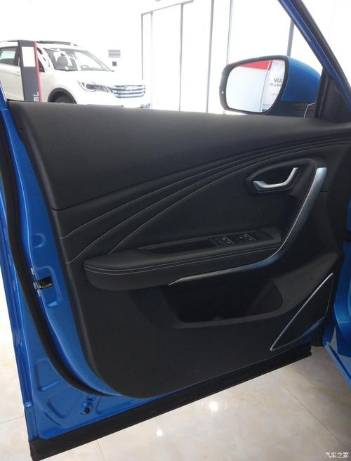 车门应该是一体成型的,门板下部带黑色塑胶板防止下车时,裤脚粘上泥水