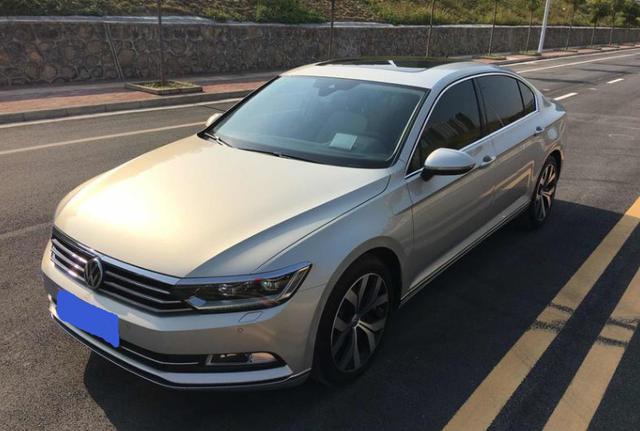 而全新大众帕萨特的车身轴距长了很多,在价格上和大众迈腾差不多,但是