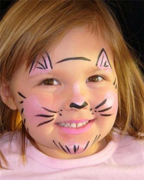 按组分别进行绘制,之后我们就会按照小朋友面部彩绘的形象进行分组