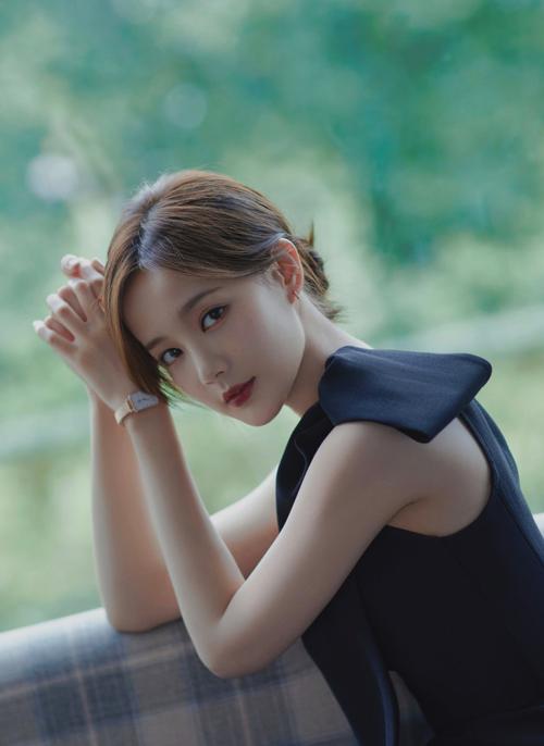 沙发上的李一桐,慵懒随性,裸肩裸足,如油画般的美感