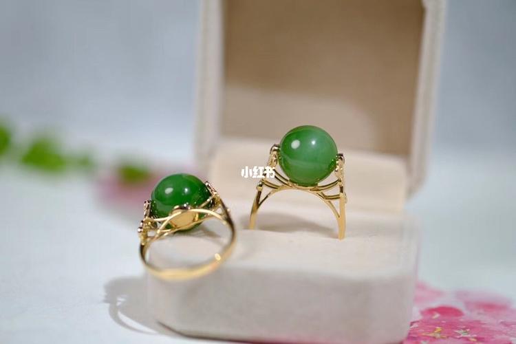 18k金伴钻厚金镶嵌碧玉猫眼圆珠戒指_戒指_18k金_和田