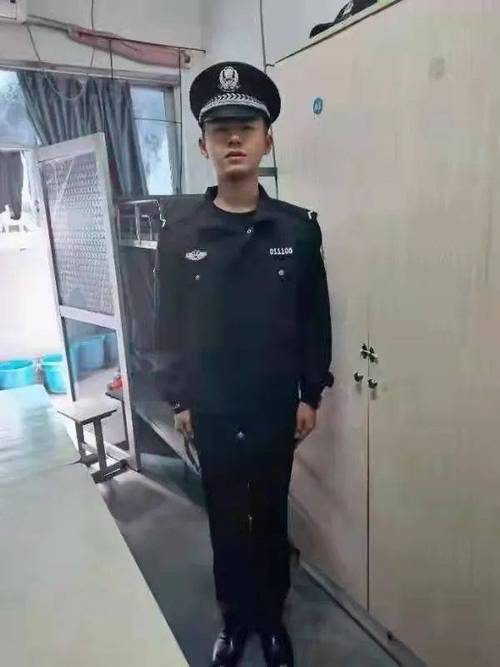 "上学时每次在路上,只要看见一抹亮黄色反光背心的警察,总能让我想起