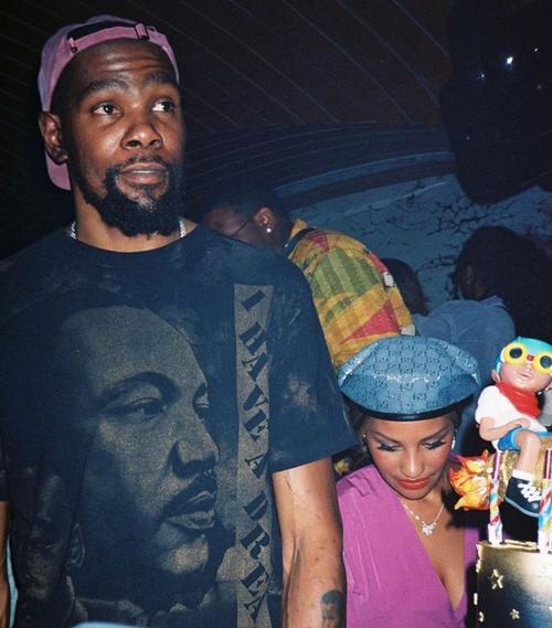 杜兰特晒多图庆祝33岁生日 詹姆斯等球星送祝福