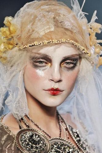 海盗爷迪奥时期太会妆,"鬼魅新娘"在线撩人,妆太美太惊艳!