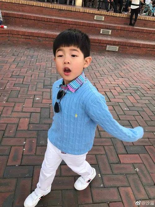 安吉的日常走帅气路线,小墨镜小帽子,军绿色是小男生凹造型的亮点哦.