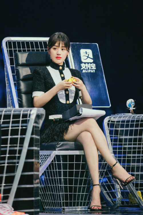 马思纯瘦下来更有少女感穿白毛衣配短裙甜美温柔又减龄