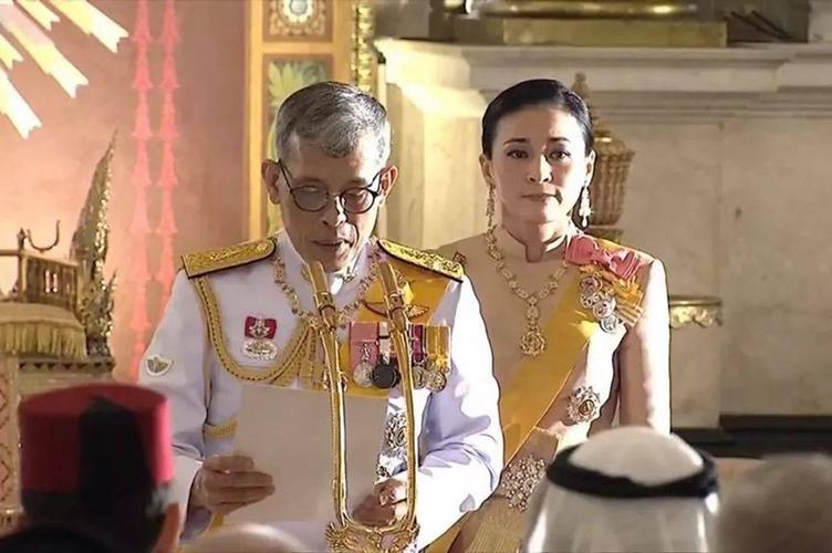 67岁泰国国王带贵妃晨练,助理跪着奉上早餐,王后落单未能同行