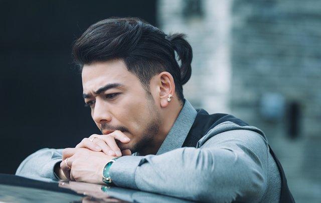 no,是逗比,杨烁梳背头扎小辫不正经,油腻大叔