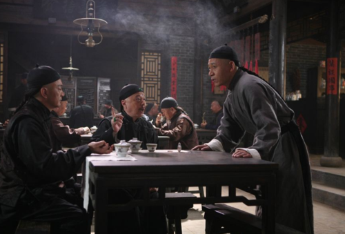 详细介绍:《茶馆》这部剧改编自著名作家老舍的话剧作品,曾被多次翻拍
