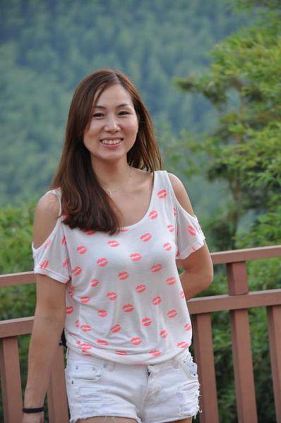 发现老公有外遇了,在他电脑里发现了小三的照片,请问有人认识此女吗?