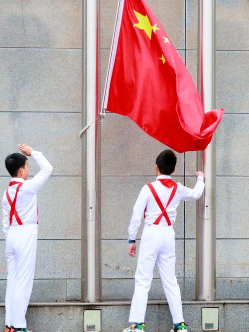 巴中市巴州区第四小学校升旗仪式向阳生长筑梦未来