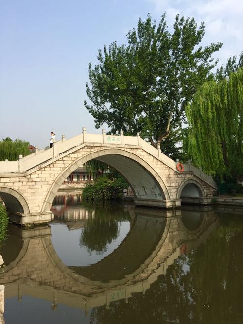 济南大明湖有二十余座桥,形态各异,像一颗颗璀璨明珠镶嵌在绿波荡漾的