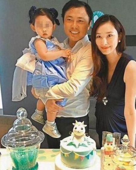 吴佩慈与男友纪晓波(图片来源:新浪微博)