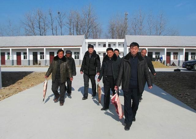 泗县草沟镇干部深入群众家中春节慰问暖人心