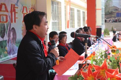 这位是会宁四中校长张福,代表来宾讲话!