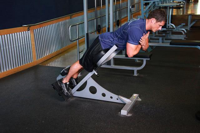 下背训练动作山羊挺身,帮你远离体态疾病,提高自身气质