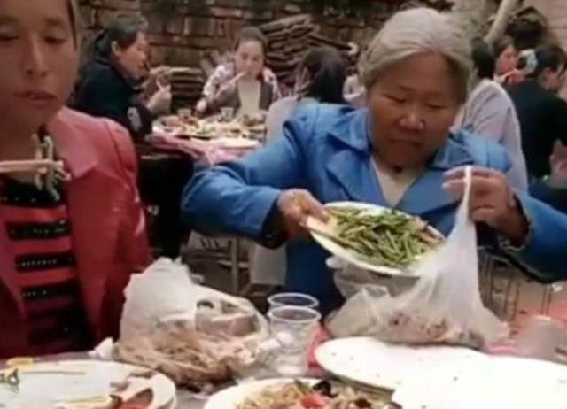 客人们还没吃几口,几位大妈就拿着塑料袋在倒这些菜,一边打包还一边