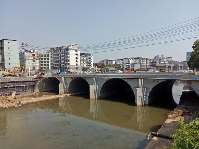 翻修尚未竣工的南门桥(下游看)