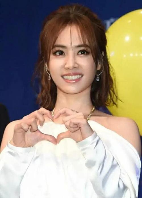 40岁蔡依林穿衣"顾前不顾后"?美背太性感!网友:我酸了