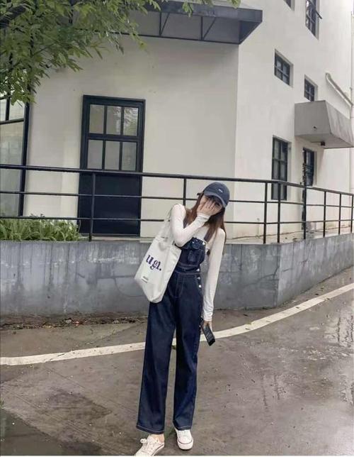 牛仔背带裤配什么上衣好看