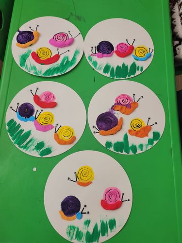 共享幼儿园中一班美术活动——蜗牛来了