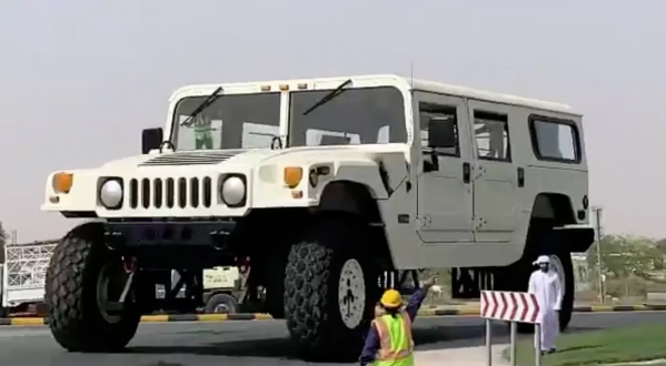 两层楼高的悍马见过没世界最大悍马h1现身阿联酋街头